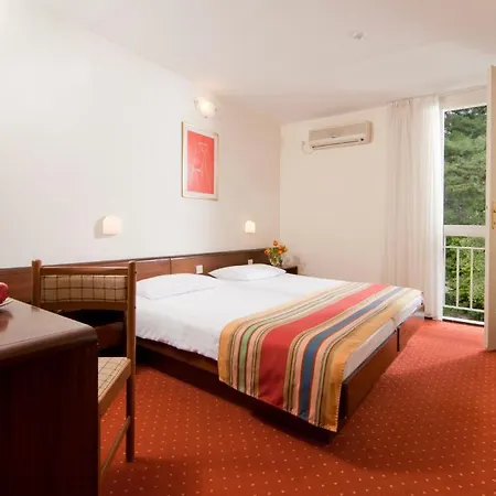 Hotel Opatija מלון 2*