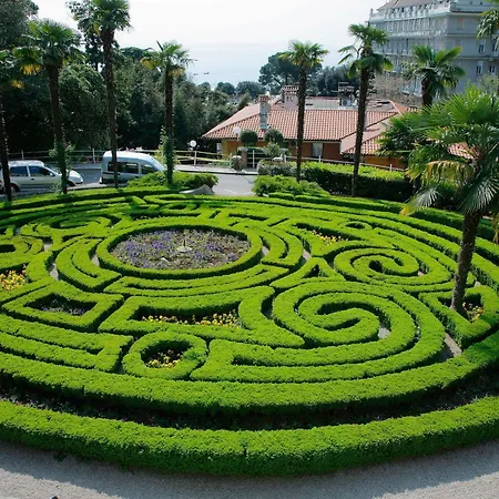 Отель Hotel Opatija 2*