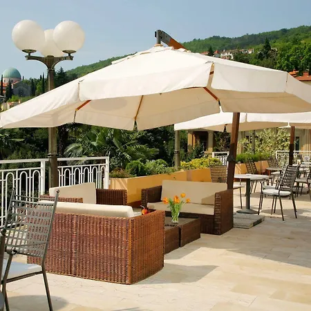 Hotel Opatija 2* אופטיה