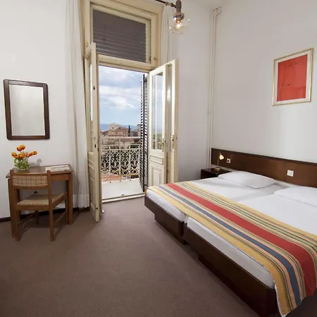 Hotel Opatija 2* אופטיה